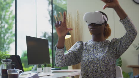 Frau,-Die-Von-Zu-Hause-Aus-Am-Schreibtisch-Arbeitet-Und-Ein-VR-Headset-Trägt,-Das-Mit-AR-Technologie-Interagiert