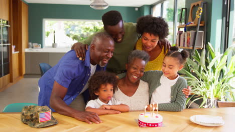 Mehrgenerationenfamilie-Mit-Militärvater,-Der-Zu-Hause-Den-Geburtstag-Der-Großmutter-Mit-Kuchen-Feiert