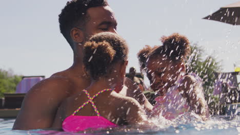 Familie-Im-Sommerurlaub-Mit-Zwei-Mädchen-Im-Schwimmbad,-Die-Ihre-Mutter-Planschen