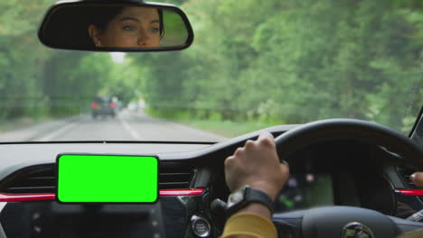 Nahaufnahme-Einer-Fahrerin-Mit-Freisprecheinrichtung-Für-Mobiltelefon-Mit-Grünem-Bildschirm,-Die-Auf-Dem-Armaturenbrett-Montiert-Ist