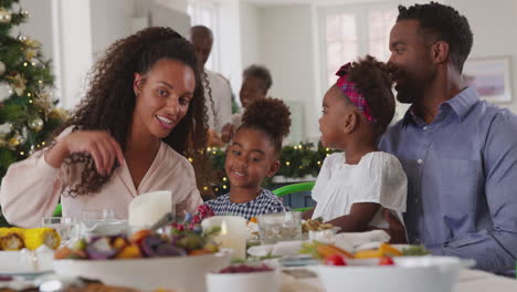 Familie-Mit-Mehreren-Generationen-Feiert-Weihnachten-Zu-Hause-Mit-Großeltern,-Die-In-Der-Küche-Essen-Zubereiten