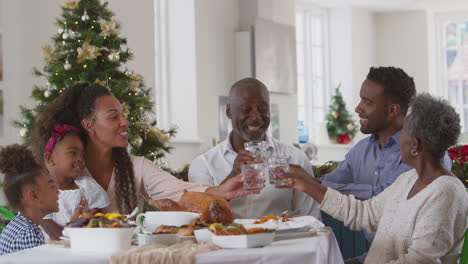 Familie-Mit-Mehreren-Generationen-Feiert-Weihnachten-Zu-Hause-Und-Isst-Gemeinsam