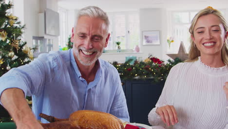 Familia-Multigeneracional-Celebrando-La-Navidad-En-Casa-Rezando-Antes-De-Comer-Juntos