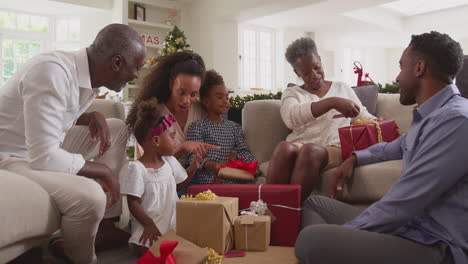 Mehrgenerationenfamilie-Feiert-Weihnachten-Zu-Hause-Und-öffnet-Gemeinsam-Geschenke
