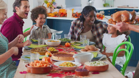 Abuelo-Sirviendo-Como-Familia-Multigeneracional-Celebrando-El-Día-De-Acción-De-Gracias-En-Casa-Comiendo-Juntos