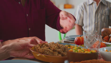 Familie-Mit-Mehreren-Generationen-Feiert-Thanksgiving-Zu-Hause-Und-Isst-Gemeinsam