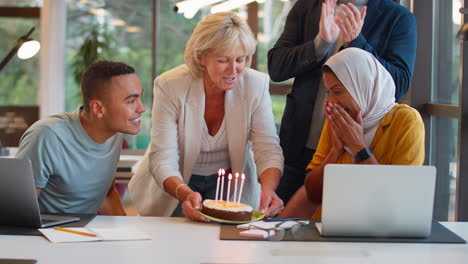 Mitarbeiter-Feiern-Geburtstag-Einer-Kollegin-Mit-Kopftuch-Im-Büro-Mit-Kuchen