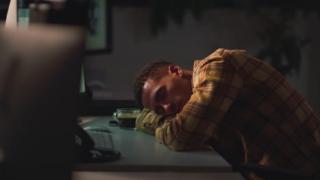 Empresario-Trabajando-Hasta-Tarde-En-La-Oficina-Durmiendo-En-El-Escritorio