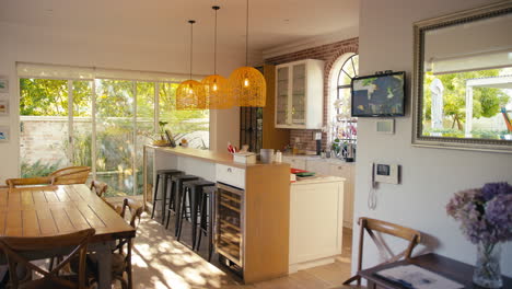 Innenraum-Eines-Modernen-Hauses-Mit-Küchentheke-Und-Sicherheitssystem