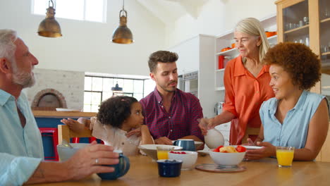 Familie-Mit-Mehreren-Generationen-Zu-Hause-Genießt-Das-Frühstück-Gemeinsam-Am-Tisch-Sitzend