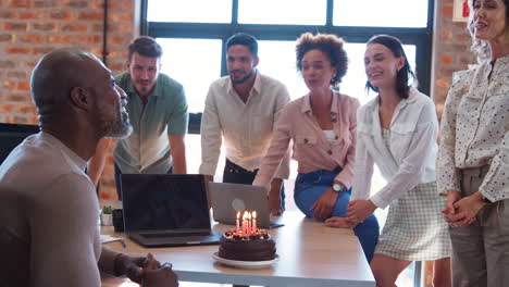 Mitarbeiter-Feiern-Geburtstag-Eines-Männlichen-Kollegen-Im-Multikulturellen-Büro-Mit-Kuchen