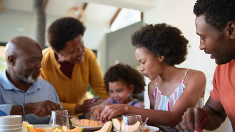 Familienaufnahme-Mit-Großeltern,-Eltern-Und-Enkelin,-Die-Zu-Hause-Am-Tisch-Frühstücken