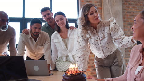 Mitarbeiter-Feiern-Geburtstag-Einer-Kollegin-Im-Multikulturellen-Büro-Mit-Kuchen