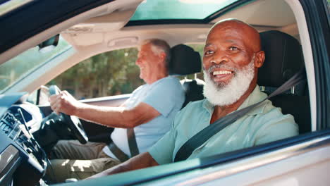 Zwei-ältere-Männliche-Freunde-Genießen-Gemeinsam-Einen-Tagesausflug-Mit-Dem-Auto-Und-Sightseeing