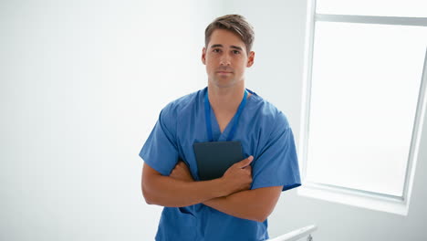Retrato-De-Un-Médico-O-Enfermero-Vistiendo-Batas-Con-Una-Tableta-Digital-Parada-En-Las-Escaleras-Del-Hospital