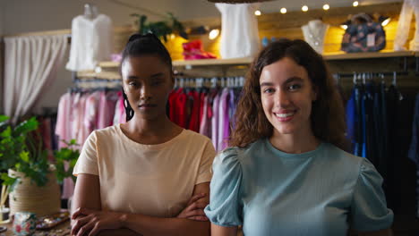 Porträt-Zweier-Seriöser-Besitzerinnen-Oder-Arbeiterinnen-In-Einem-Modebekleidungsgeschäft
