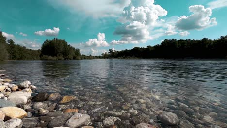 Flusslauf-Mit-Frischem-Wasser-Auf-Kieselsteinen,-Perfekter-Sonniger-Sommertag-In-Reiner-Natur