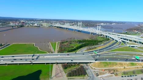 4K-Luftbild,-Louisville,-Kentucky,-Stadtverkehr,-Autobahn,-Flussbrücke,-Fliegend