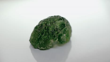 Sammlung-Seltener-Moldavit-Edelsteinkristalle-Aus-Der-Tschechischen-Republik