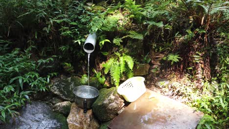 Fuente-De-Agua-Potable-Mineral-Natural-Wakimizu-En-Las-Montañas-Japonesas-De-Kyoto