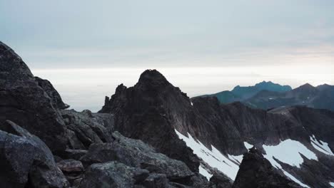 Ruhige-Aussicht-Auf-Die-Kvaenan-Berge-In-Torsken,-Troms,-Norwegen