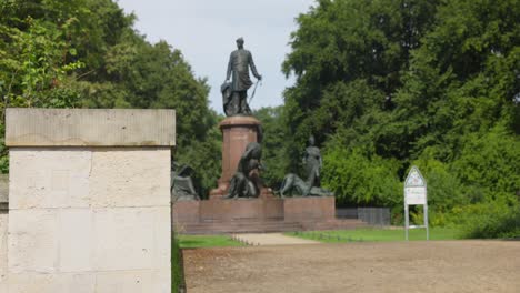 Prominente-Estatua-Conmemorativa-Del-Monumento-Bismarck-De-Berlín-En-Alemania