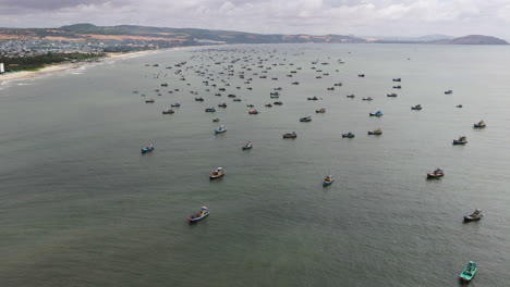 Viele-Fischerboote-Versammeln-Sich-Vor-Der-Küste-Vietnams,-Während-Das-Problem-Der-Überfischung-Droht