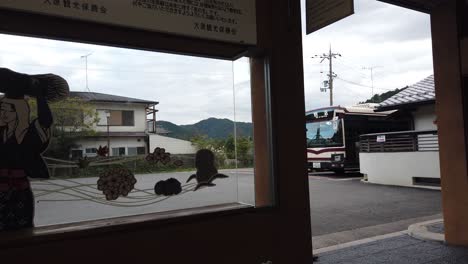 Estación-De-Autobuses-Que-Establece-Un-Disparo-En-Ohara,-Kyoto,-Japón,-Campo