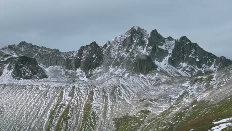Montañas-De-Rocas-Nevadas-Del-Paso-De-Furka-En-Los-Alpes-Suizos,-Uri-valais,-Suiza