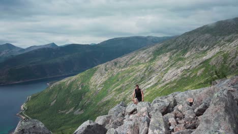 Porträt-Eines-Norwegers-Beim-Bergsteigen-über-Kvaenan-Wanderwege-In-Senja,-Norwegen