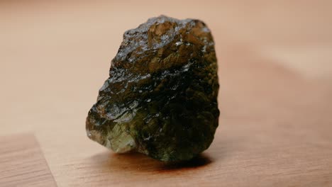 Sammlung-Seltener-Moldavit-Edelsteinkristalle-Aus-Der-Tschechischen-Republik