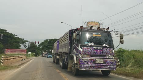 Bunte-Thailändische-Lastwagen,-Die-Auf-Der-Straße-In-Thailand-Vorbeifahren