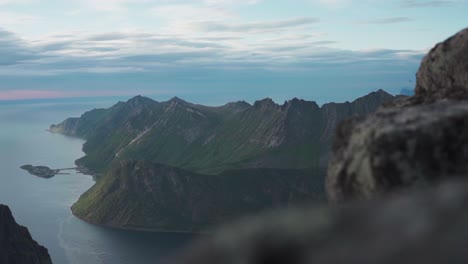 Grytetippen-Gipfelblick-Von-Einem-Felsigen-Gebirge-In-Fjordgard,-Norwegen