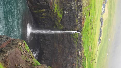 Mulafossur-Wasserfall,-Der-In-Der-Nähe-Des-Nebligen-Gasadalur-Auf-Den-Färöer-Inseln-In-Den-Atlantischen-Ozean-Stürzt