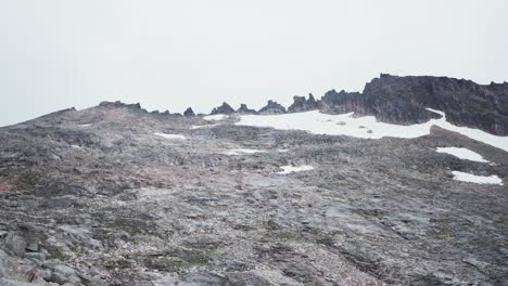 Terreno-Accidentado-Sobre-Senderos-De-Montaña-En-Kvaenan-En-Las-Islas-De-Senja,-Noruega