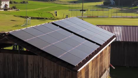 Paneles-Solares-Que-Absorben-La-Energía-De-La-Luz-Solar-En-Un-Brillante-Día-De-Verano.
