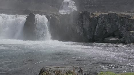 Kaskadierende-Dynjandi-Wasserfälle-Mit-Nebel-In-Den-Westfjorden,-Island