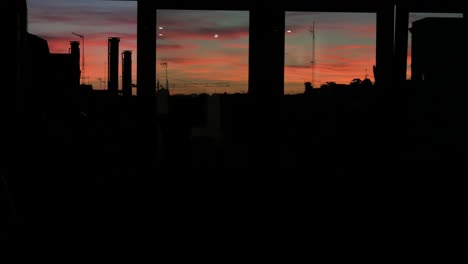 Eine-Durchsichtige-Fensteransicht-Eines-Wunderschönen-Sommersonnenuntergangs-Und--himmels-Mit-Sanfter-Farbpalette-In-Der-Innenstadt-Von-Madrid,-Spanien