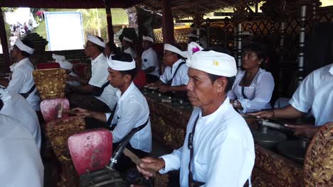 Musiker-Spielen-Gamelan-Orchester-In-Einer-Hinduistischen-Zeremonie-Im-Bali-Tempel,-Indonesien