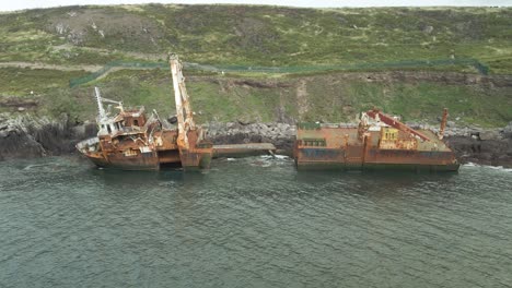 Zwischenfall-Mit-Umgekommenem-Frachtschiff-Am-Ballycotton-Cliff-Cork,-Irland