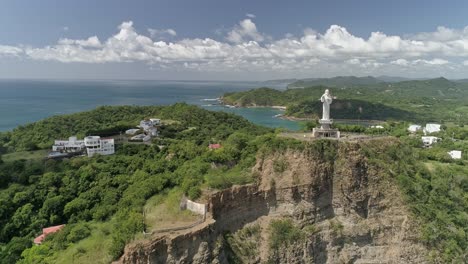 Cristo-De-La-Misericordia-In-San-Juan-Del-Sur,-Nicaragua,-Aerial-Dolly-Backward