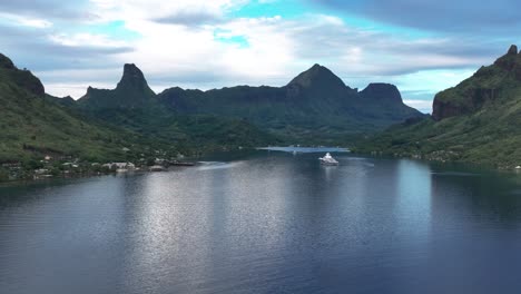 Yacht-Cruising-On-Cooks-Bay-In-French-Polynesia