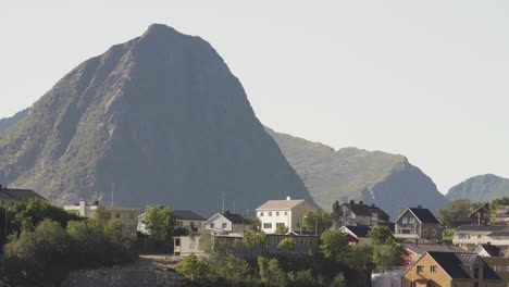 Asentamientos-Frente-A-Un-Paisaje-Montañoso-En-Husoy,-Islas-Senja,-Noruega