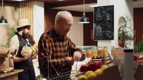 Älterer-Kunde-Kauft-Lebensmittel-In-Wiederverwendbaren-Gläsern