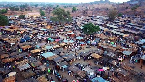 Mercado-De-Aldea-Rural-En-Kano,-Nigeria,-África-Occidental---Revelación-Aérea