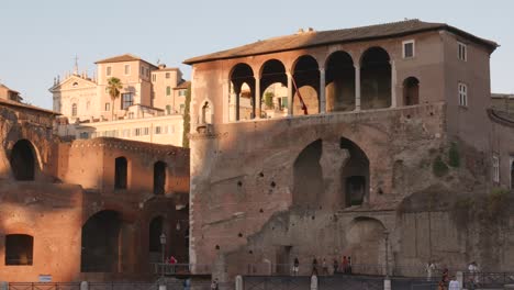 Vista-De-La-Casa-De-Los-Caballeros-De-Rodas,-Un-Edificio-En-Roma-Situado-En-Las-Ruinas-Del-Foro-De-Augusto