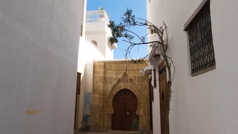 Marokkanische-Kasbah:-Steinbögen,-Inmitten-Enger-Gassen-Und-Reiche-Kulturelle-Details