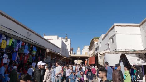 Bulliciosa-Esquina-De-La-Calle-En-La-Medina-De-Rabat,-Marruecos