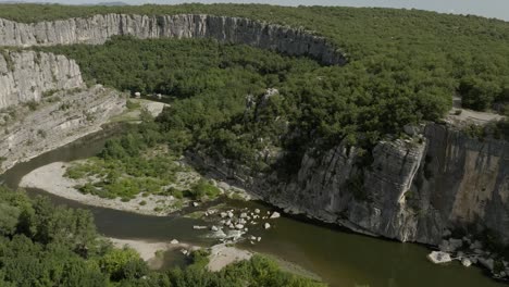 Fluss-Ardeche-Bewaldetes-Tal-Pradons-Frankreich-Klippe-Felsen-Natürliche-Schöne-Sommerluftaufnahme