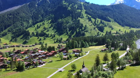 Dorf-In-Den-Schweizer-Alpen-Mit-Majestätischen-Bergen-Im-Hintergrund